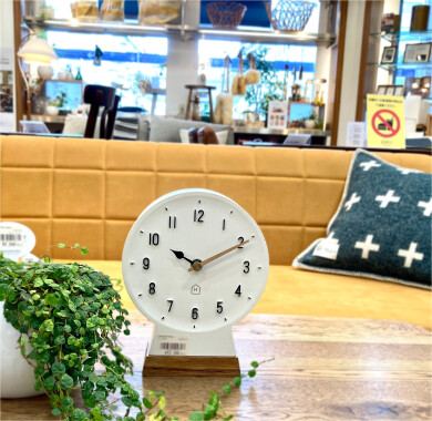 オブジェとしても楽しめるテーブルランプ