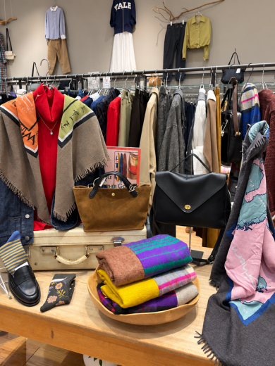 Stole × Leather Goods ～季節の変わり目を楽しむ、小物からはじめる秋支度～