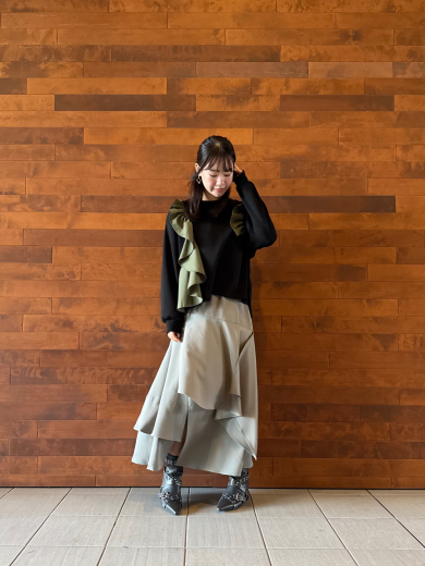 NEW IN🖤大人気!!アシンメトリーフリルプルオーバーのご紹介🎵