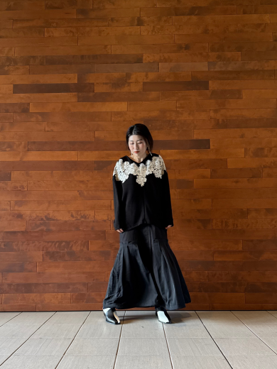 NEW IN🖤レースモチーフVネックプルオーバーのご紹介!!