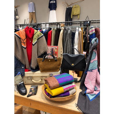 Stole × Leather Goods ~季節の変わり目を楽しむ、小物からはじめる秋支度~