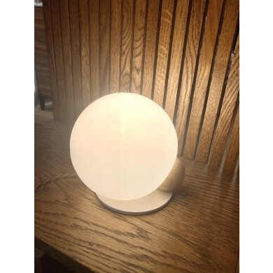 温かみのある光に癒される♪テーブルランプ