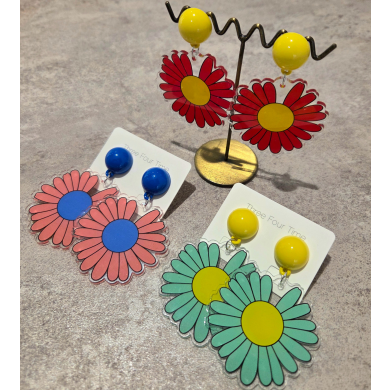 新作のフラワーアクセサリー入荷しました🌼