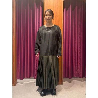 NEW IN🖤2WAYバックプリーツワンピースのご紹介！！