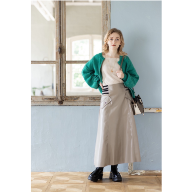 《今季注目のレザー風スカート》